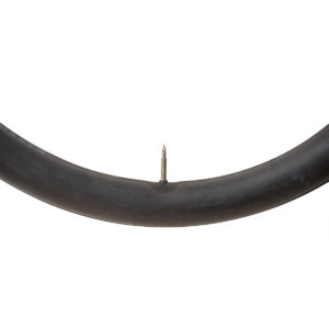 Cámara Maxxis Freeride con válvula Presta sobre fondo blanco